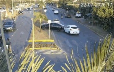 Homem que jogou carro contra o da ex-esposa em avenida é solto após audiência