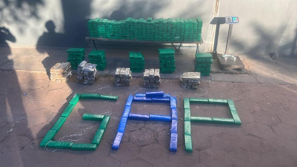 PM apreende 436 tabletes de maconha e prende seis membros de facção criminosa