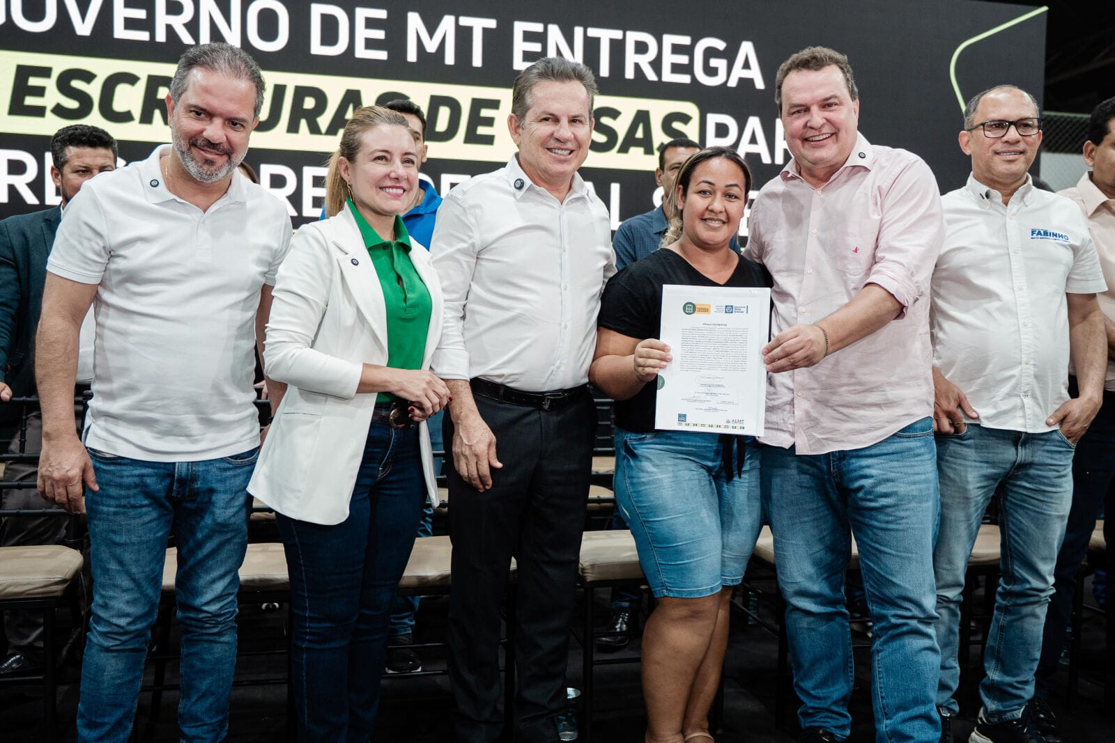 Com apoio da ALMT, Max Russi participa da entrega de 287 títulos de propriedade