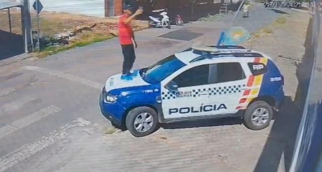 Criminoso sobe em viatura da Polícia Militar para gravar vídeos de apologia ao crime em MT