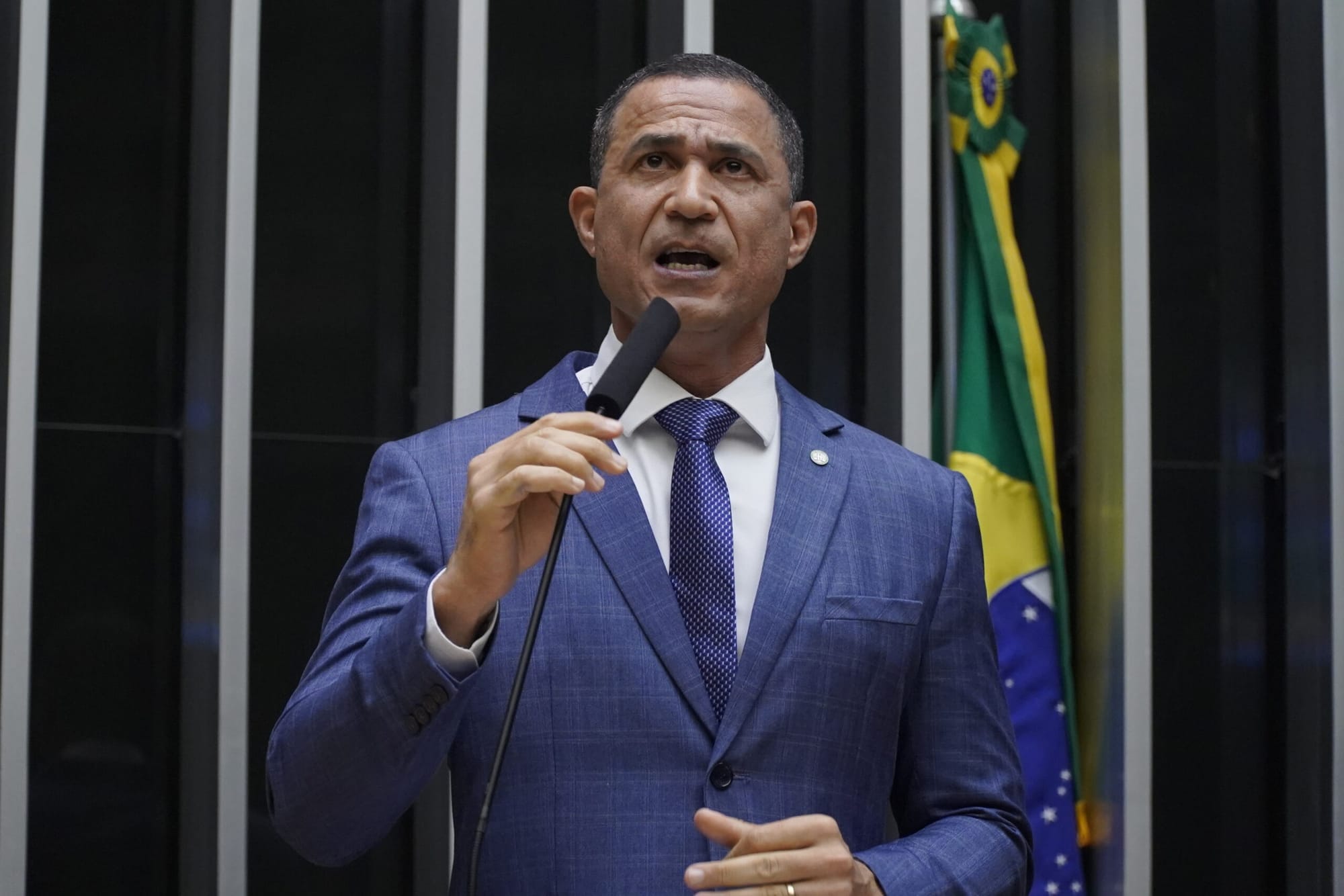 Deputado reage à proibição do ex-presidente Bolsonaro conceder entrevistas