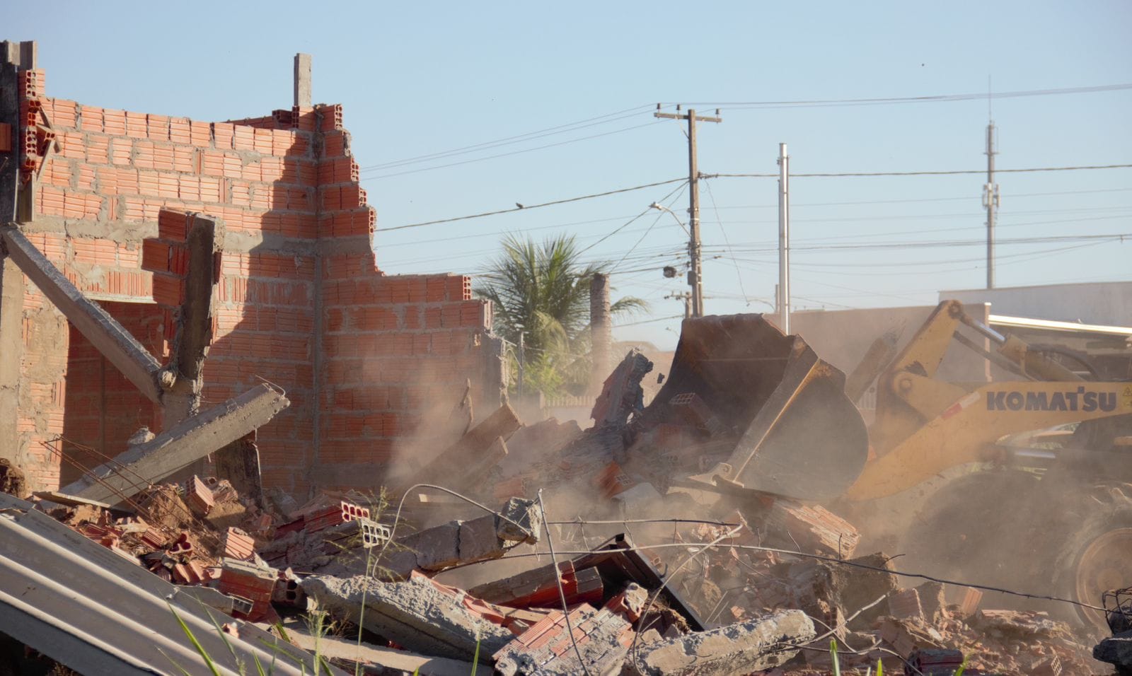 Área verde e espaço público invadidos no Imperial II são desocupados pela Prefeitura