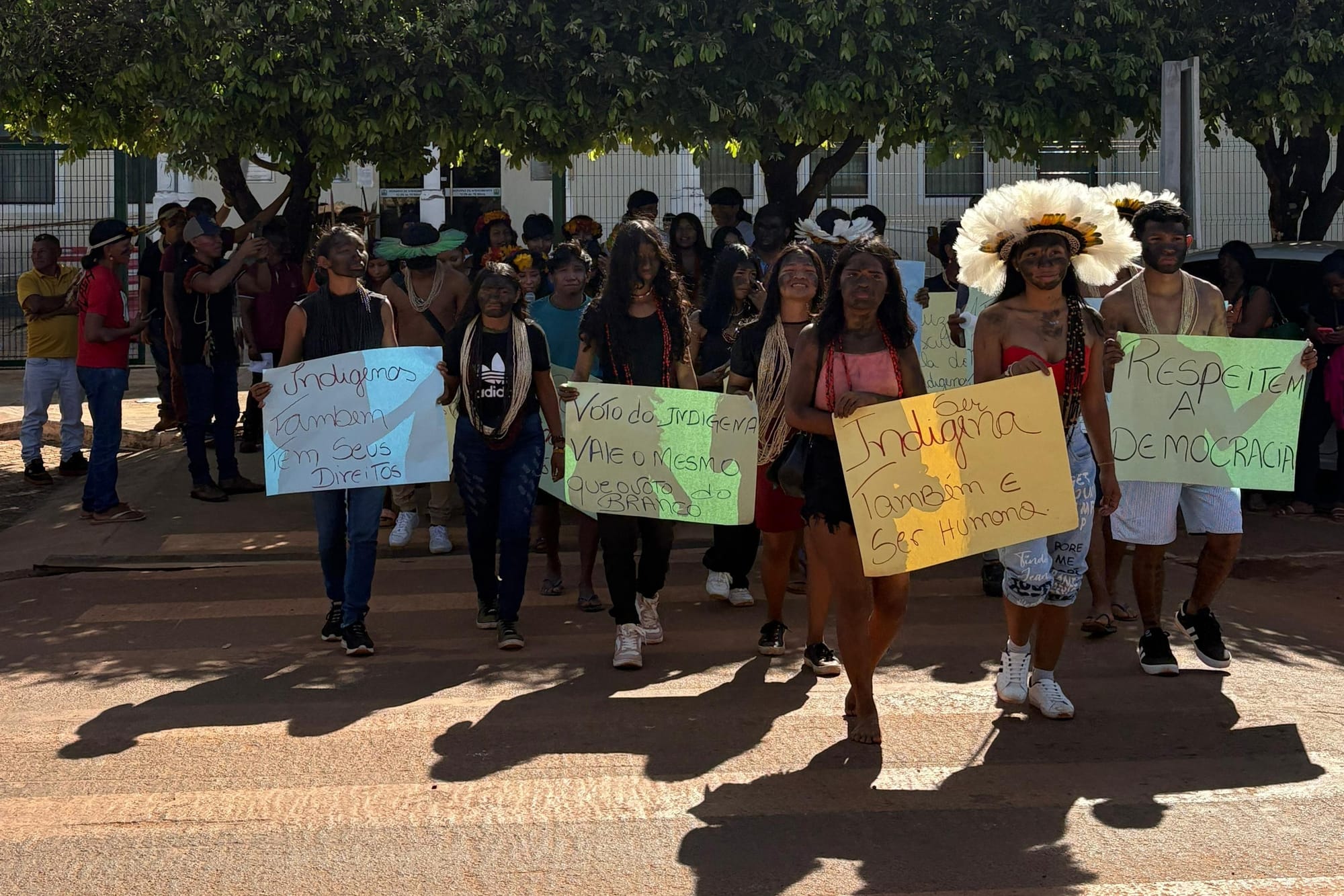 Indígenas protestam em frente ao fórum de Brasnorte em defesa de prefeito cassado