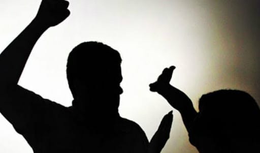 Homem é preso após espancar e ameaçar decapitar ex-mulher em MT: "vou beber seu sangue"