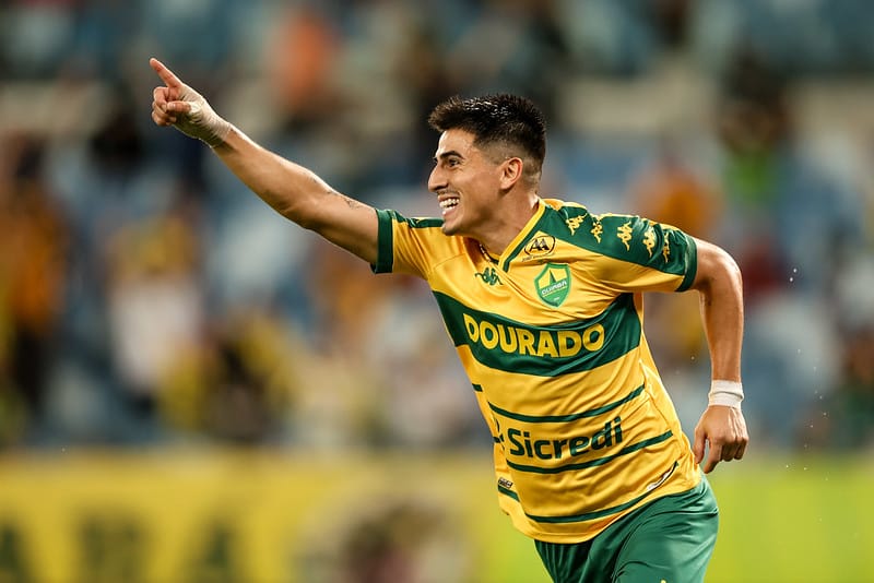 Martínez brilha na estreia, e Cuiabá vence o Volta Redonda por 2 a 0 na Arena Pantanal; veja