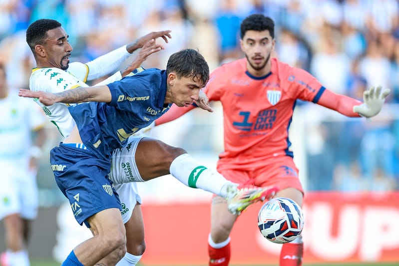 Com falha na defesa e pênalti desperdiçado, Cuiabá perde de 2 a 0 para o Avaí; veja