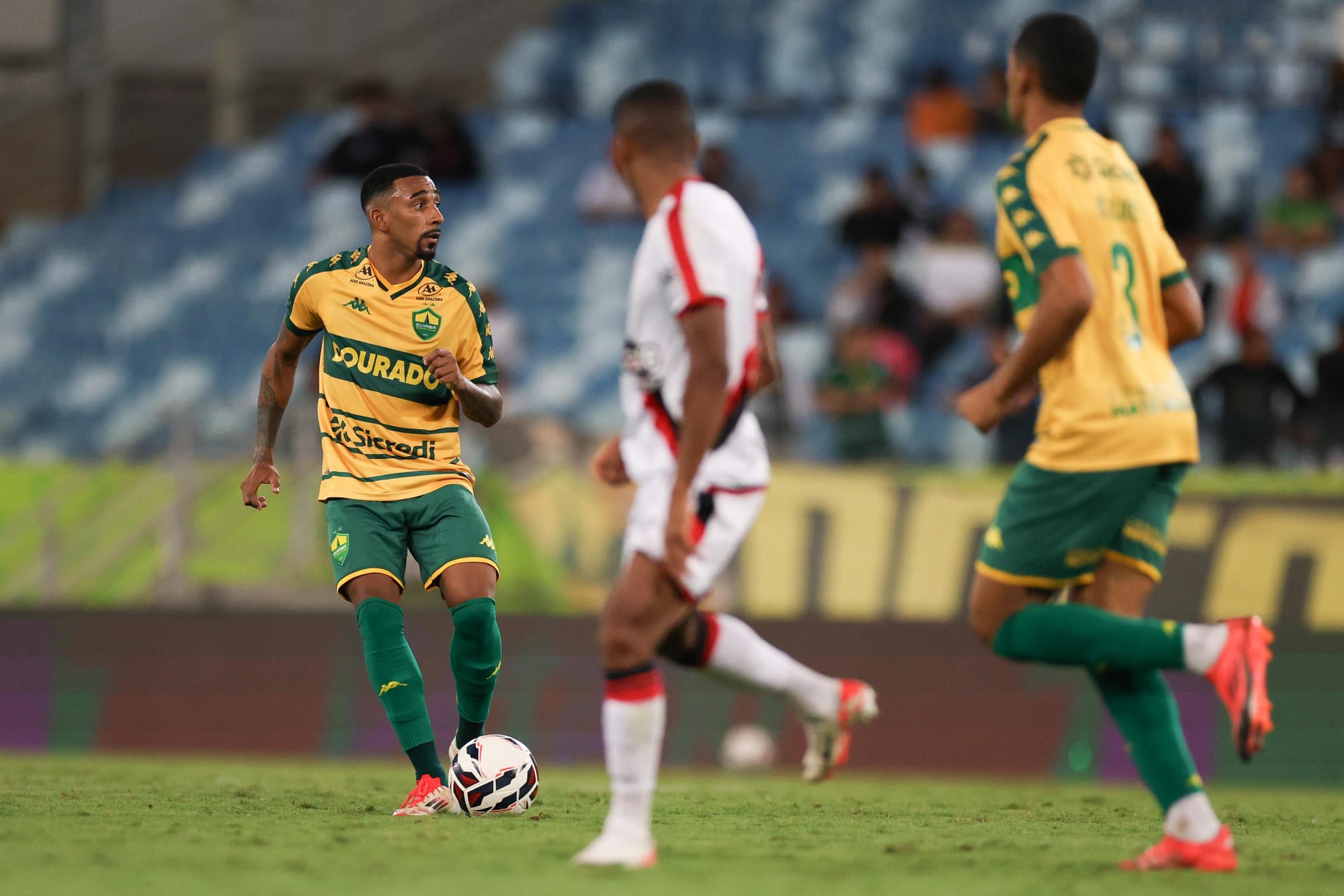 Dourado sai atrás, vira o jogo, mas cede empate ao Atlético-GO na Arena Pantanal