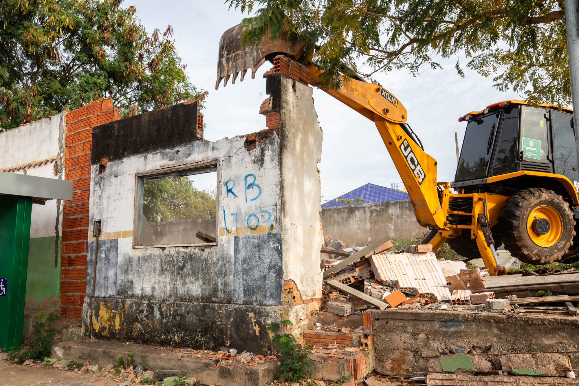 Cuiabá realiza demolição de 36 construções irregulares em áreas públicas usadas por criminosos