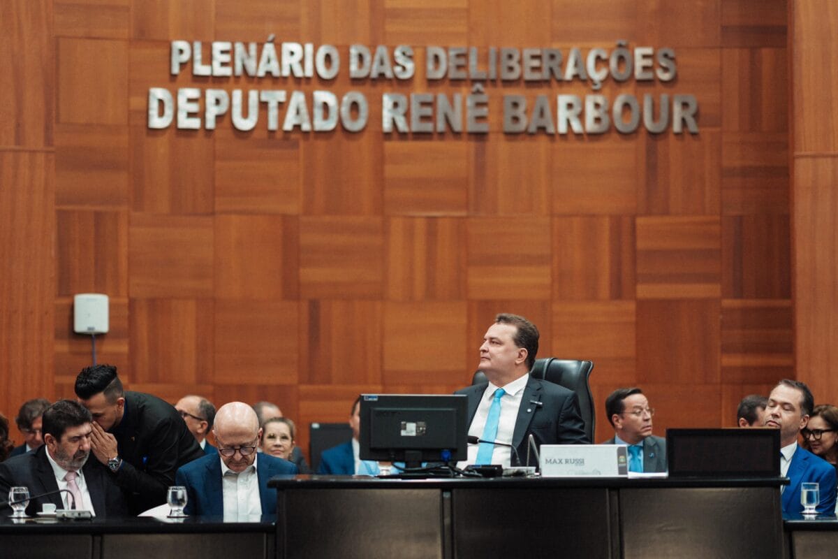 Max Russi marca os 190 anos da ALMT com discurso de responsabilidade