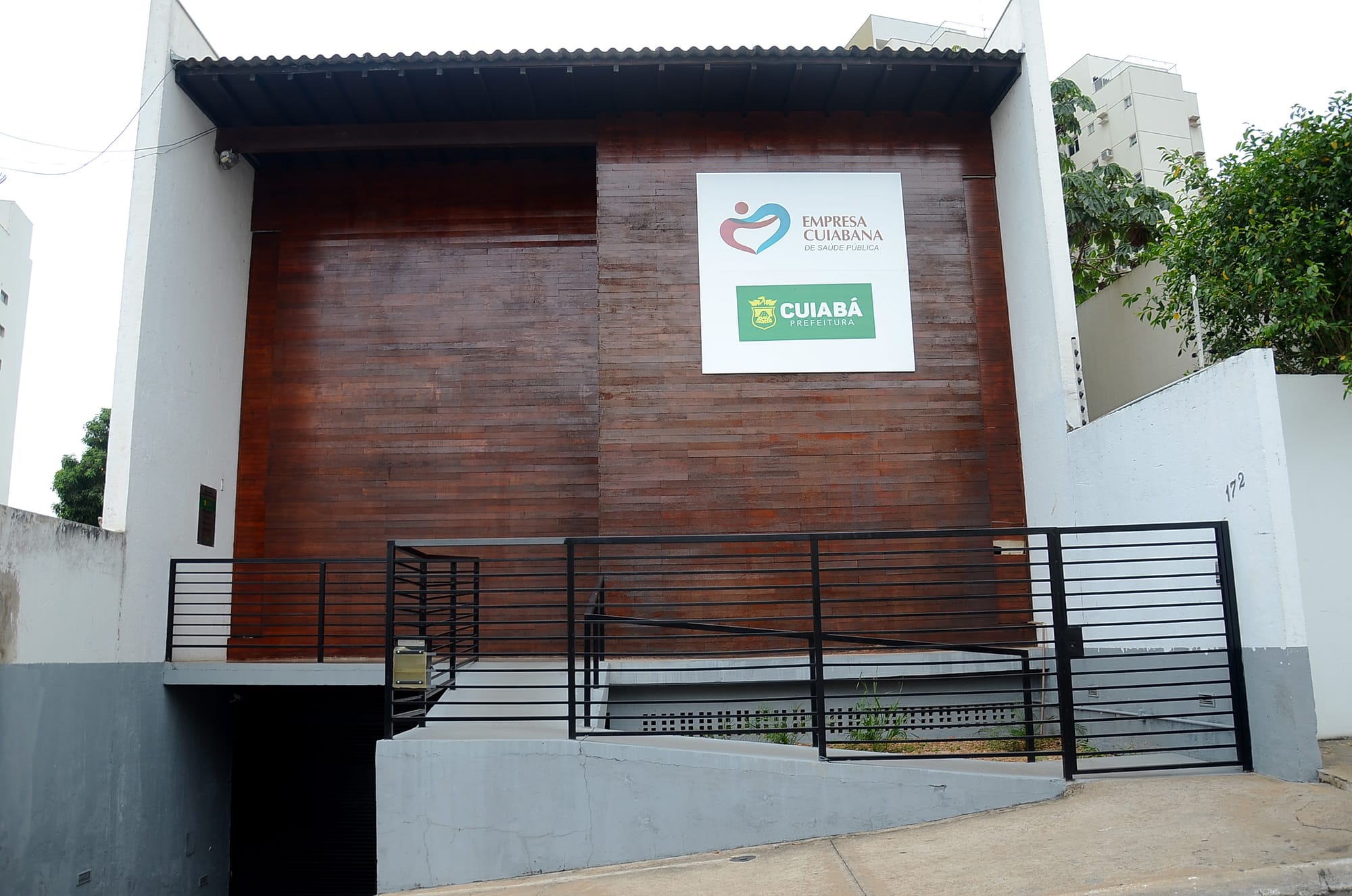 Ex-diretor da Empresa Cuiabana, ex-servidores e empresária estão entre alvos de operação; nomes