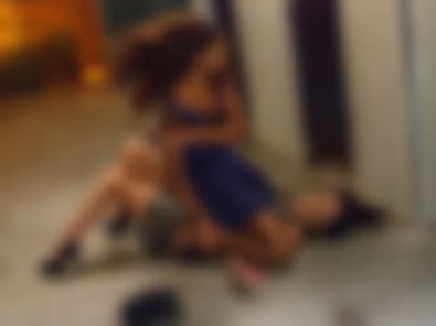 Mãe de aluna agride diretora com socos no rosto após discussão em sala de aula