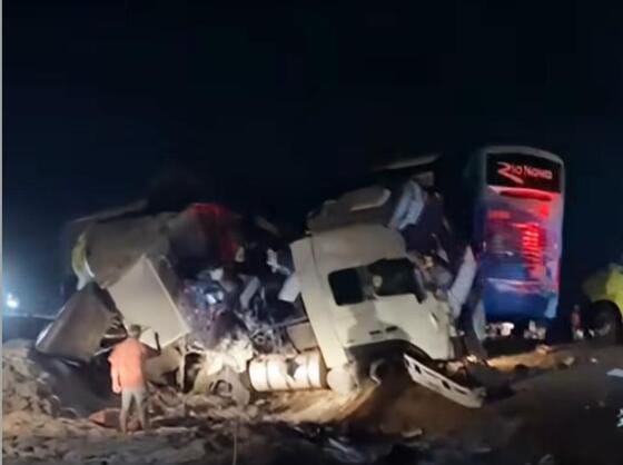 Acidente entre ônibus e carreta deixa 11 mortos e 46 feridos na rodovia BR-163; veja vídeos