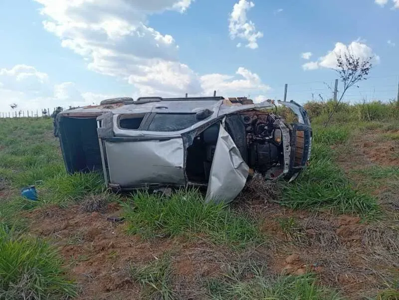 Mulher morre e homem fica ferido após veículo sair da pista e capotar em rodovia federal