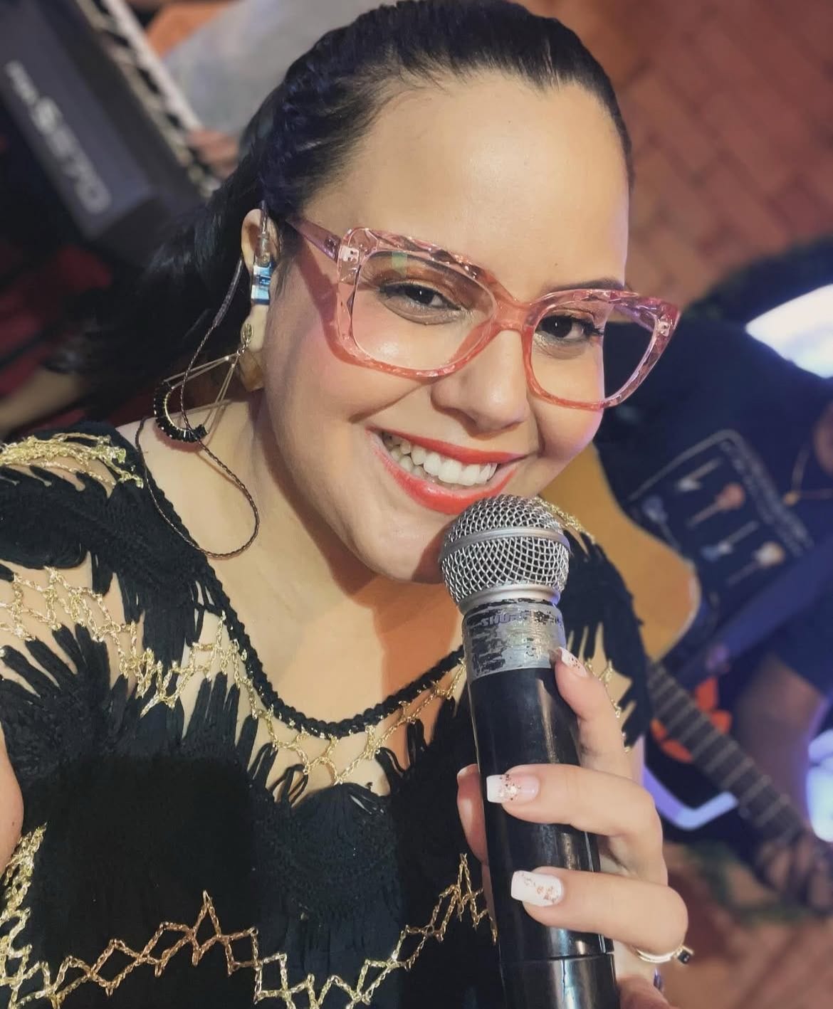 Cantora sertaneja passa mal e morre horas depois de se apresentar em parque de Cuiabá