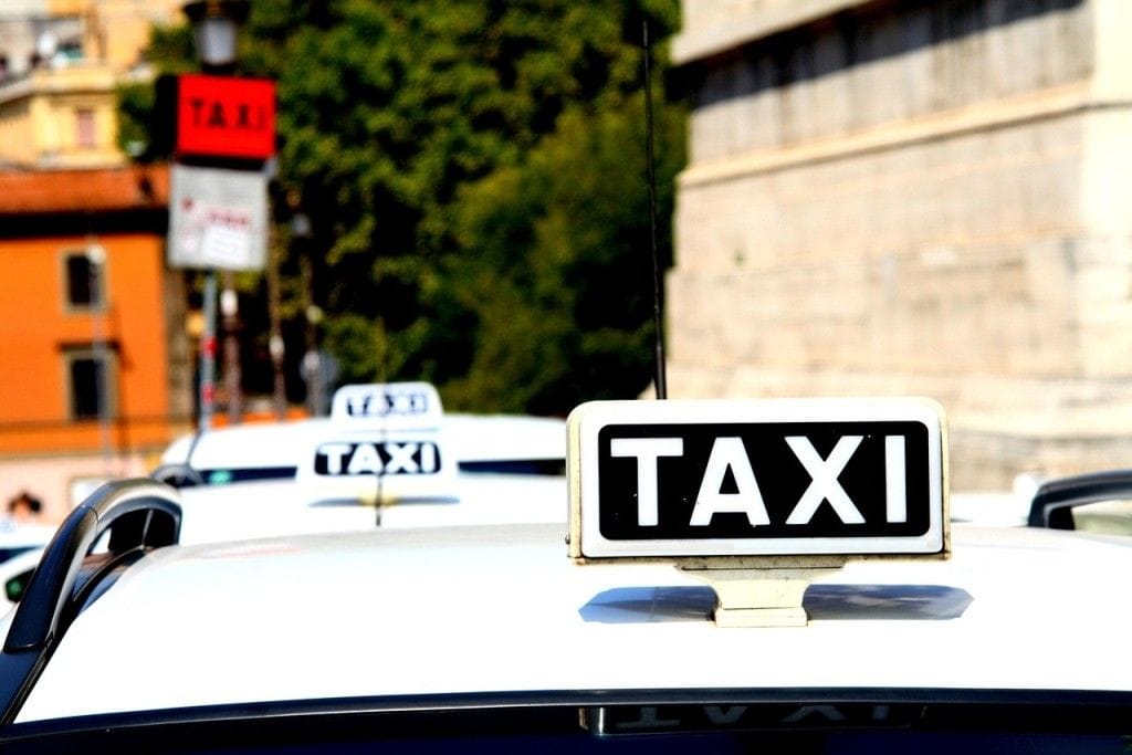 TJ manda concessionária pagar  indenização a taxista por vender carro zero km com defeito