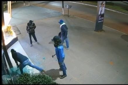 Câmera flagra criminosos tentando invadir ótica durante a madrugada; veja vídeo