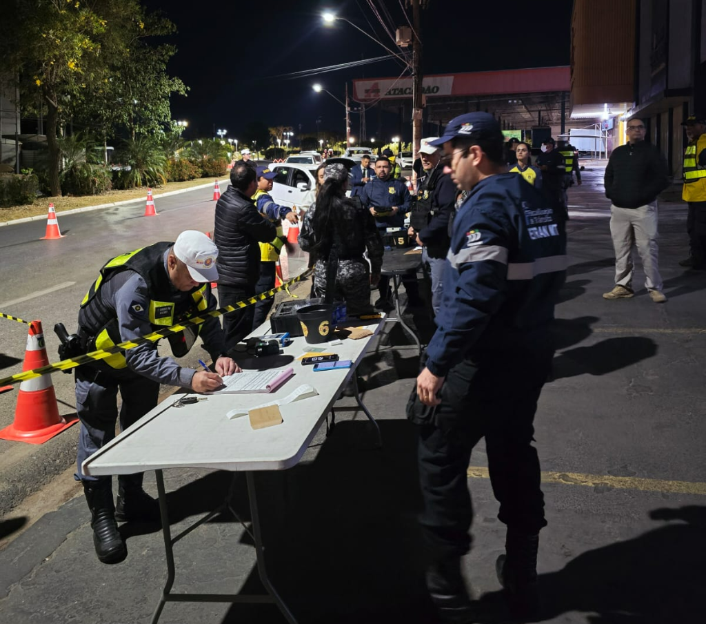 Bêbado e sem CNH, motorista é preso com menor de 13 anos durante blitz da Lei Seca na capital