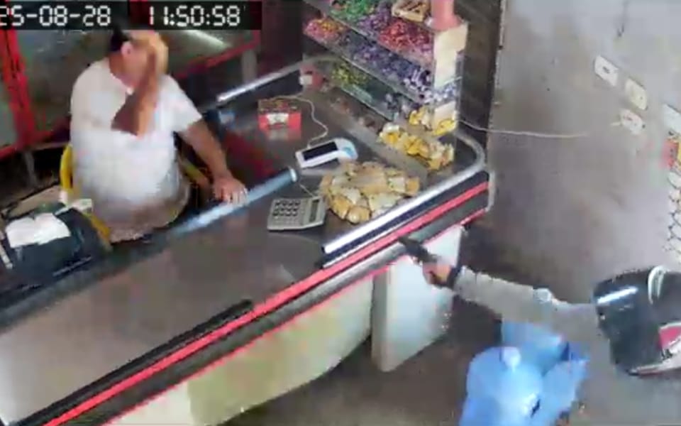 Vídeo mostra momento em que criminosos atiram no rosto de comerciante em Cáceres