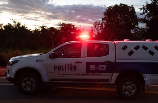 Motociclista perde controle durante curva de rodovia, cai e morre; esposa fica ferida