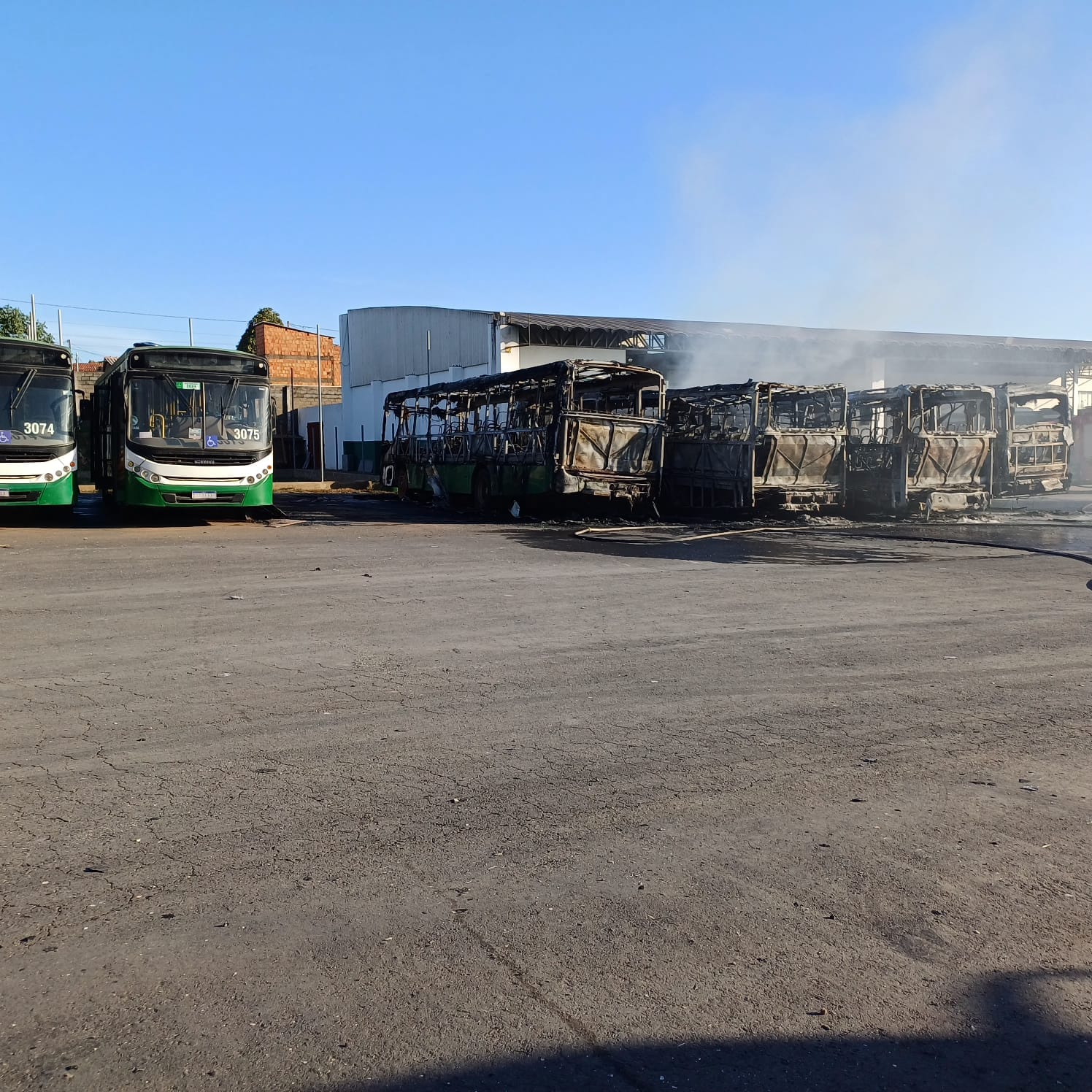 Prefeitura diz que população não será afetada após incêndio atingir ônibus em Cuiabá