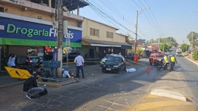 Motorista morre após sofrer mal súbito e bater carro em poste em avenida de Cuiabá; veja vídeo