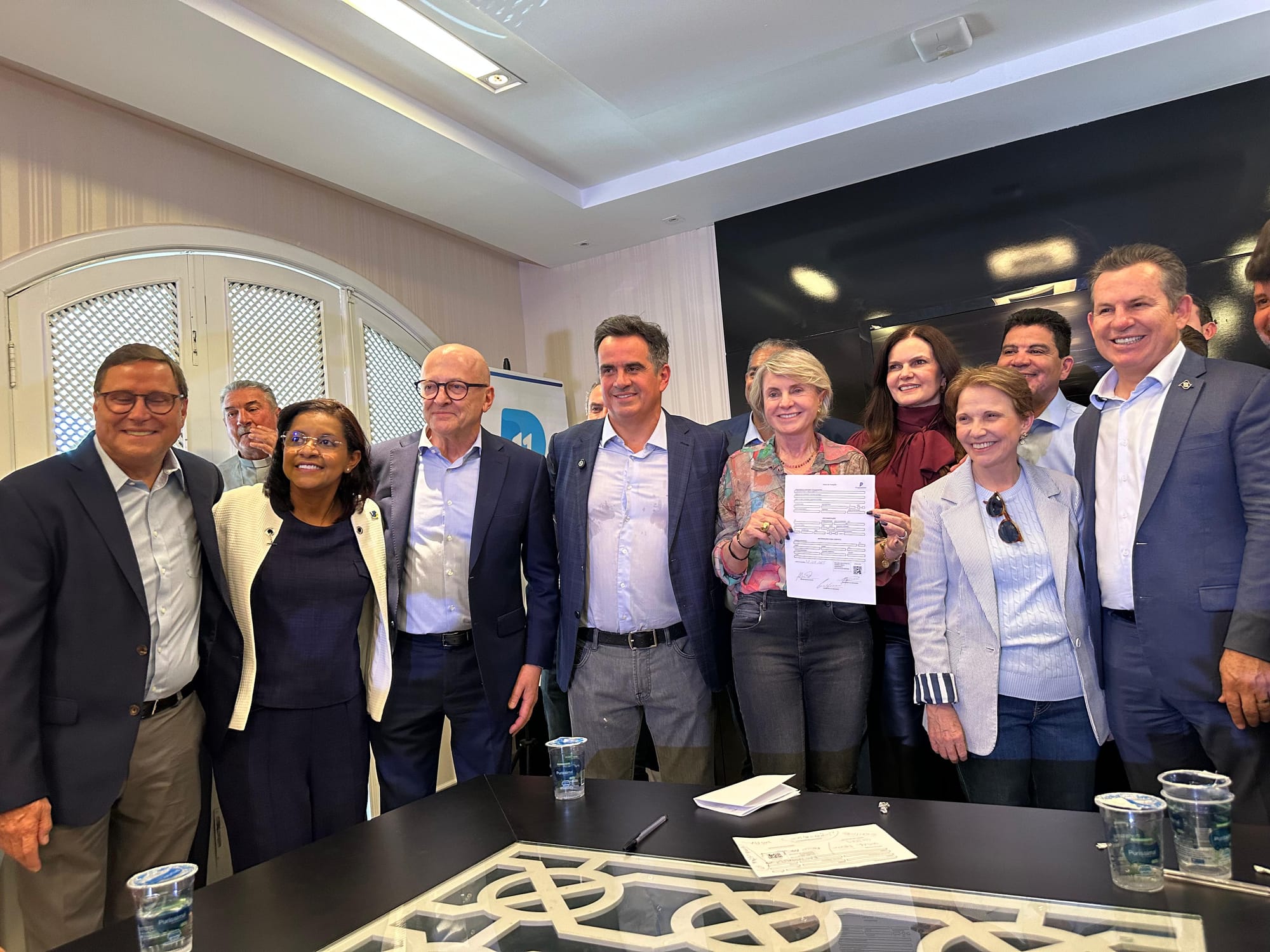 Ao lado de líderes políticos, senadora assina filiação e retorna ao Progressista