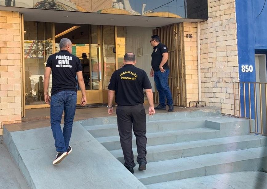 Polícia Civil e Procon apreendem 260 caixas de produtos falsificados em tabacaria