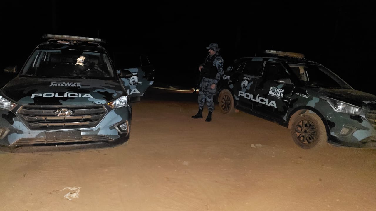 Cerco aos assaltantes de agência bancária mobiliza 100 policiais e encontra Hilux usada na fuga