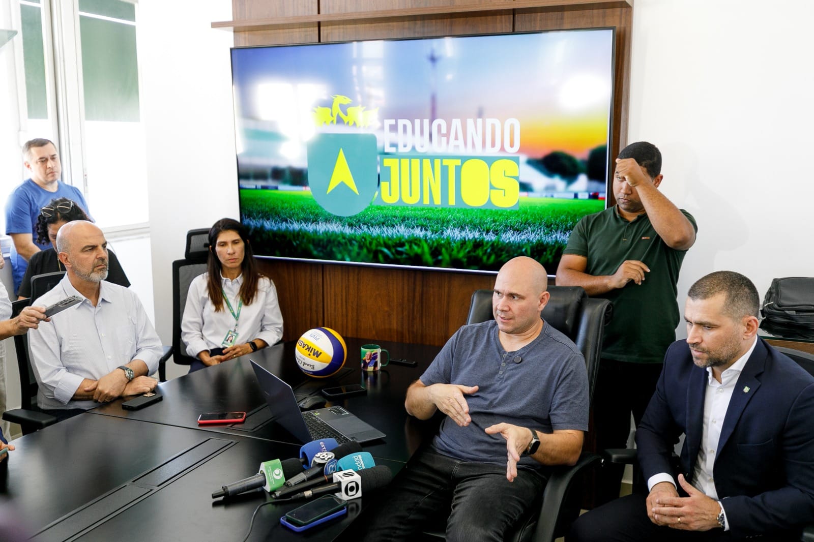 Prefeito anuncia união das secretarias de Educação, Esporte e Cultura, e deve economizar R$ 4 milhões