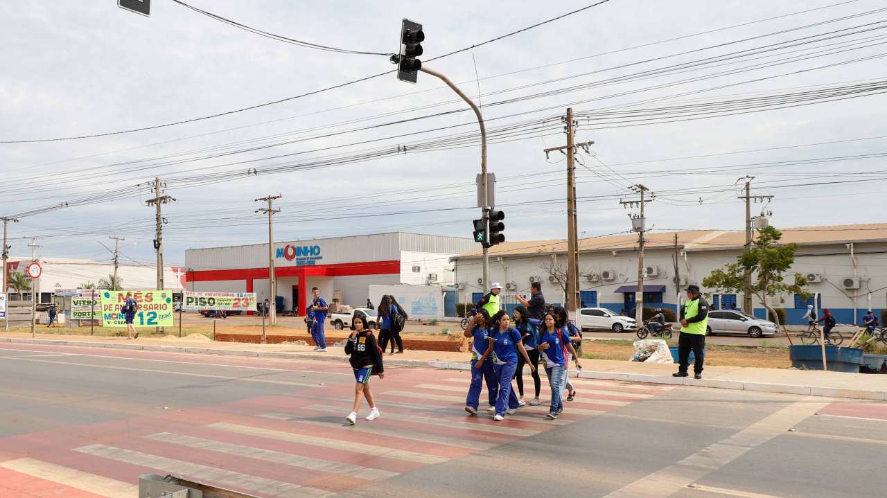 VG instala dispositivos para segurança de pedestres e comunidade escolar