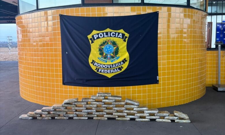 Motorista sem habilitação e mulher são presos com 52 kg de maconha na BR-070 em MT