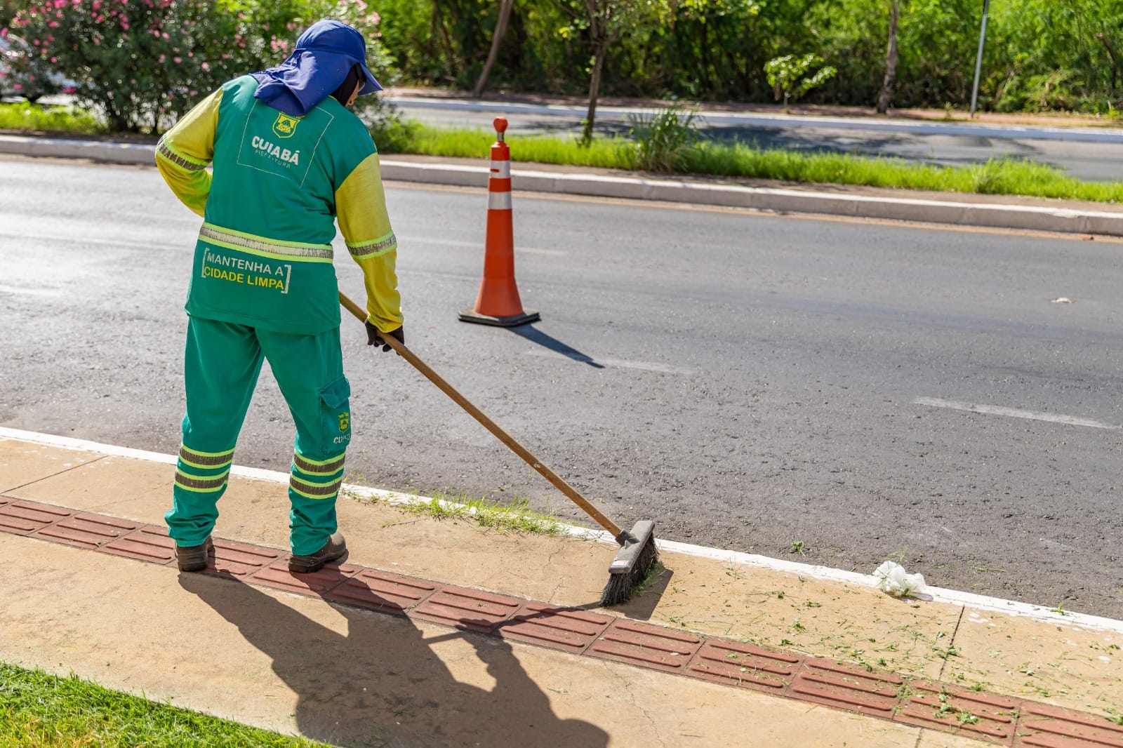 Prefeitura promove operação de limpeza na Av. Fernando Corrêa da Costa