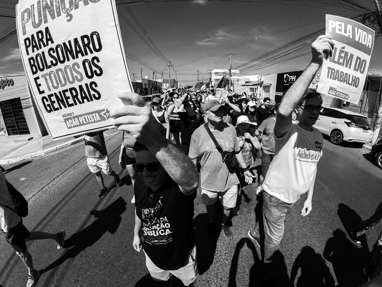 Manifestação em Cuiabá reúne militantes do PT contra anistia e PEC da Blindagem