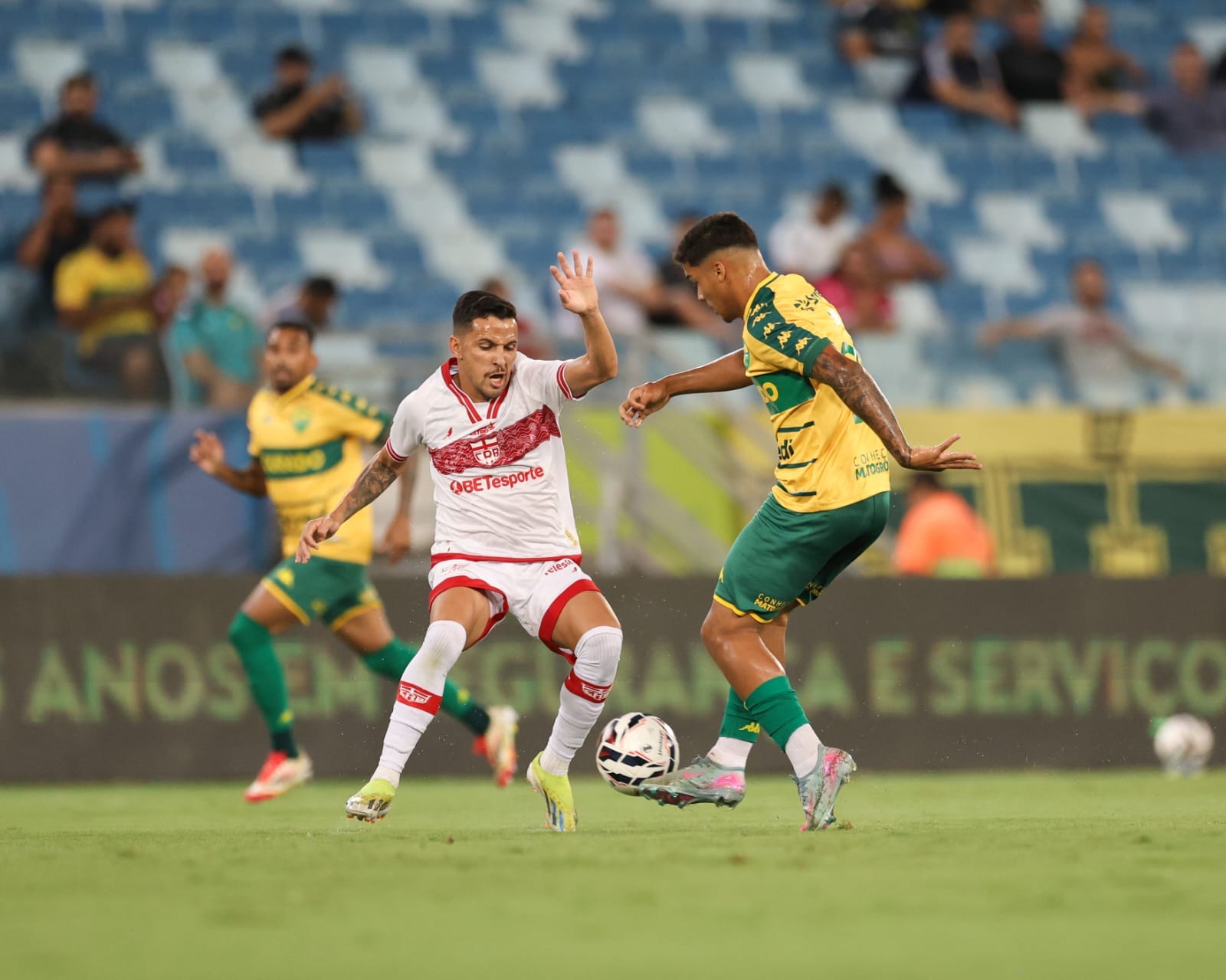 Cuiabá vence o CRB por 1 a 0 na Arena Pantanal e encosta no G-4 da Série B do Brasileirão; veja