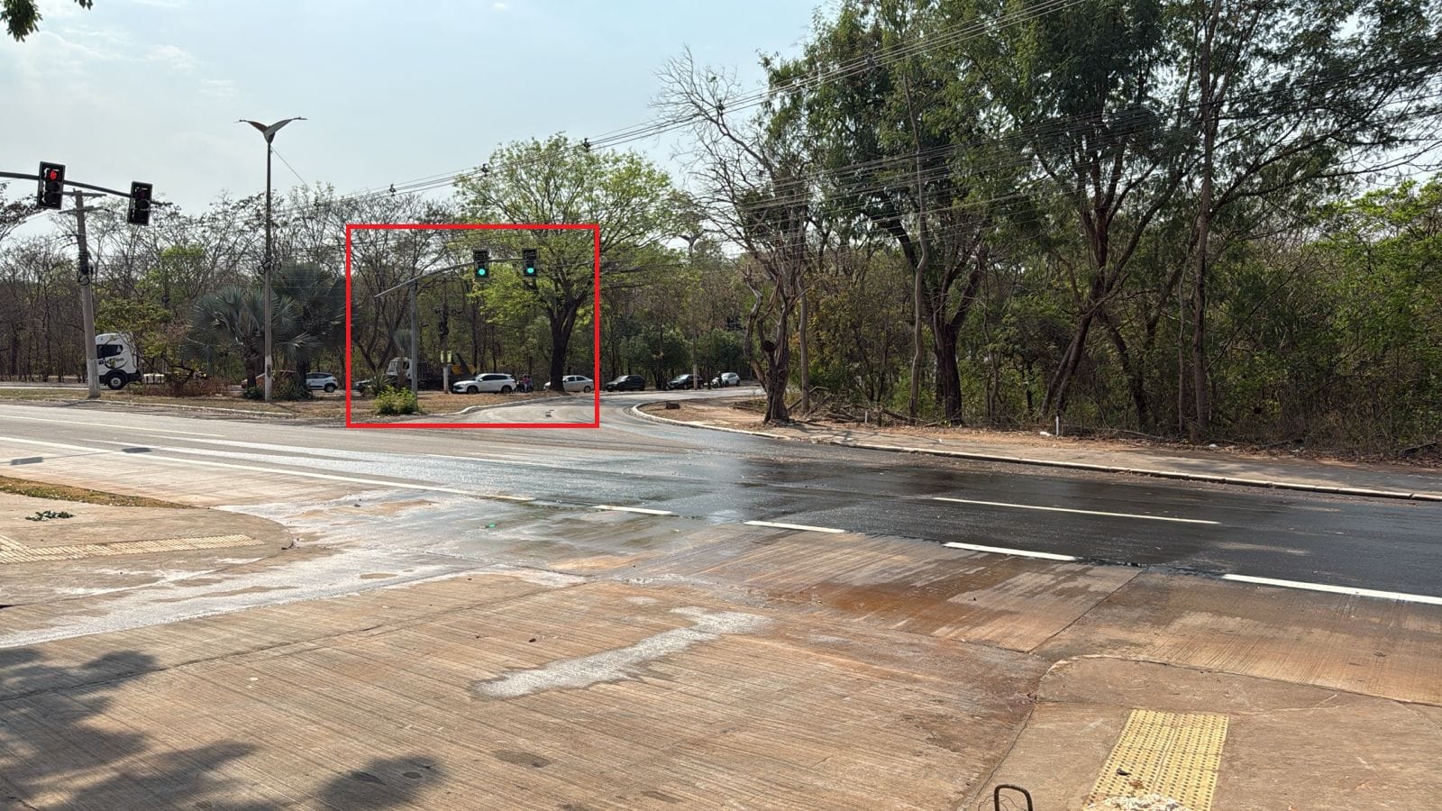 Prefeitura informa fim da “direita livre” e novo semáforo na entrada do bairro Morada do Ouro