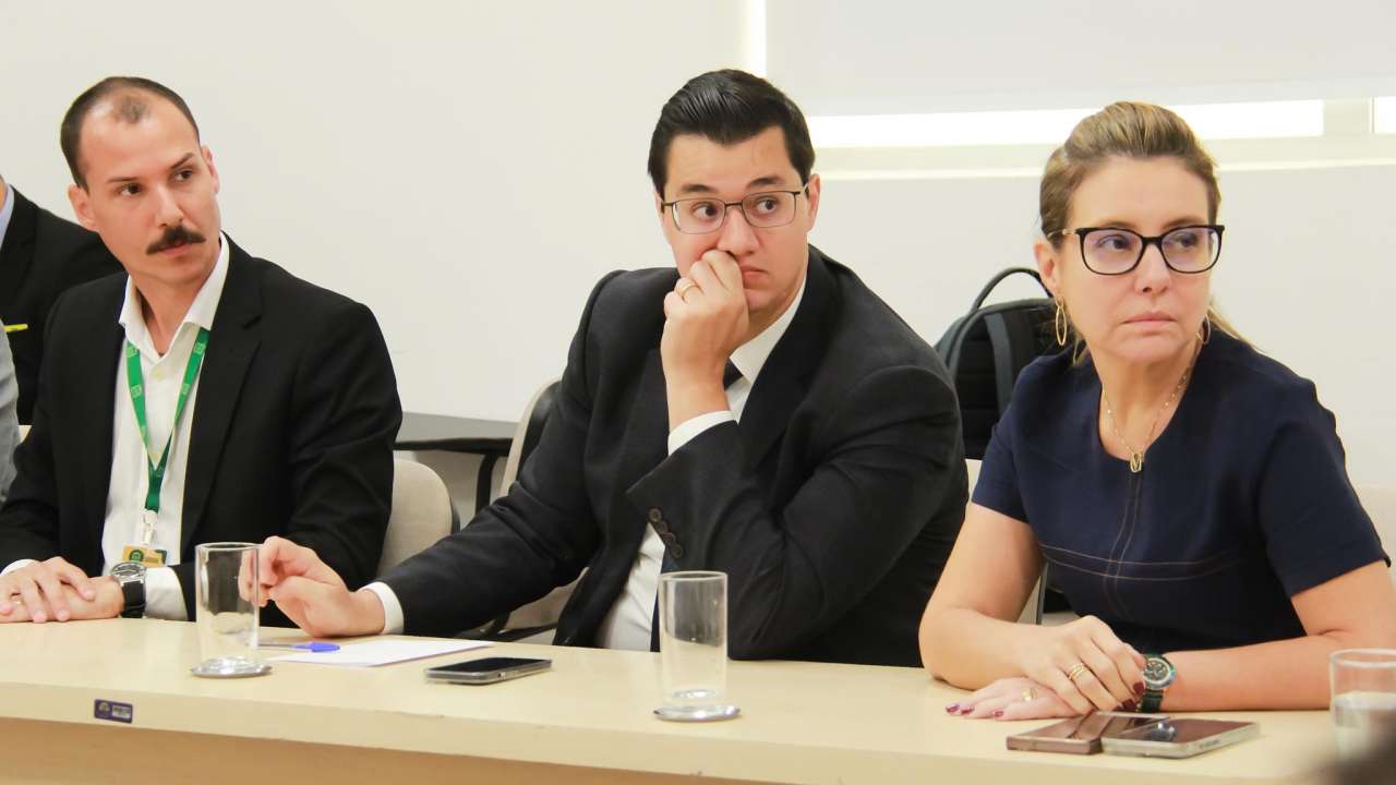 Prefeita mantém contrato, mas cobra melhorias nos serviços e quer negociar dívida de R$ 21 milhões