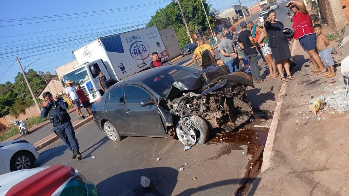 Duas pessoas ficam feridas após motorista sofrer convulsão, causar acidente e derrubar poste