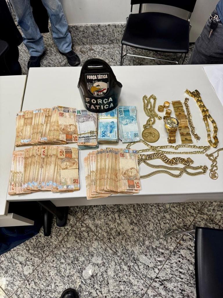 Dois são presos pela PM em veículo com R$ 50 mil e diversas joias de ouro no centro de VG