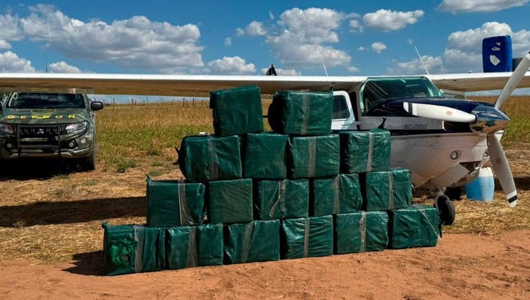 Operação apreende avião vindo da Bolívia com 1 tonelada de cocaína em pista clandestina