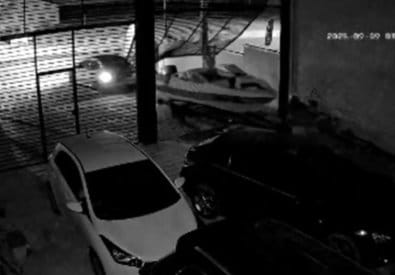 Três são presos pela polícia após invadirem garagem de veículos e roubarem lancha; veja vídeo