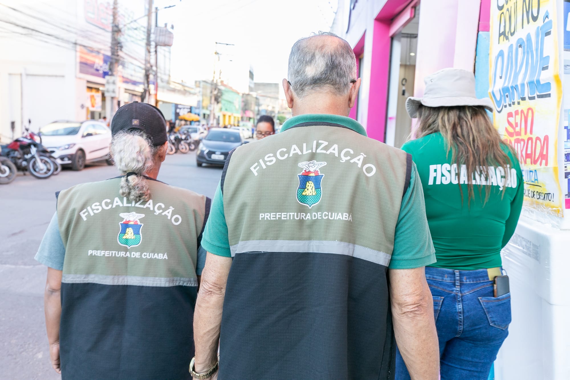 Fiscais apreendem mercadorias de vendedores flagrados nas calçadas da região central