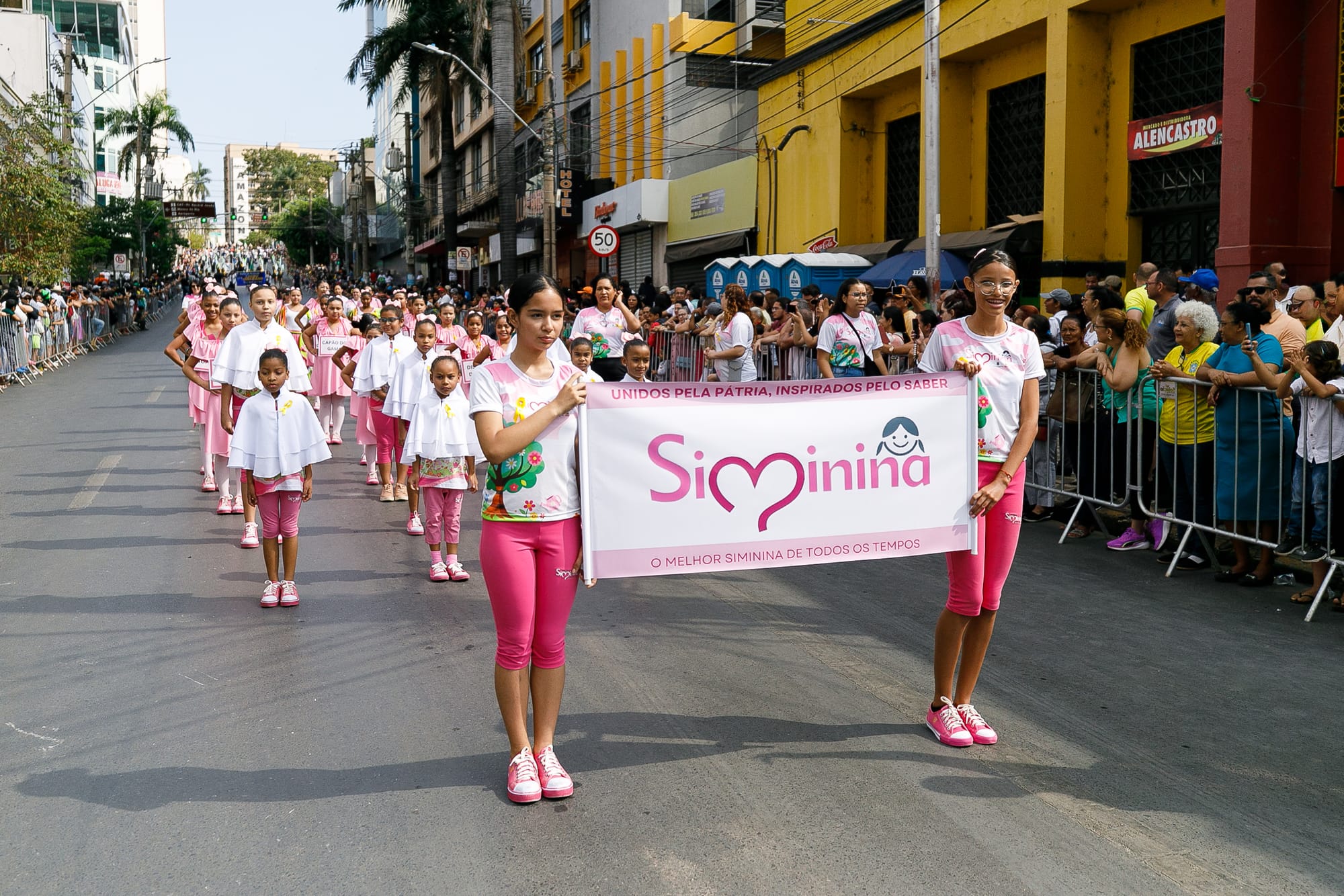 Desfile ganha cores com Aquarela das Simininas e agitação das fanfarras