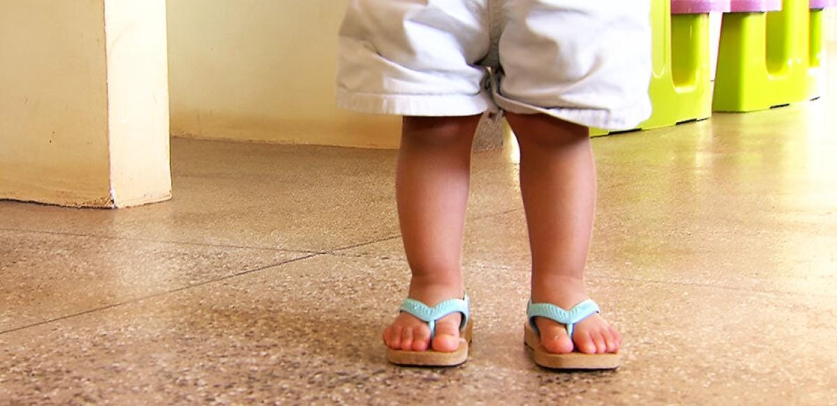 Criança de 3 anos foge de casa após agressão do pai e é encontrada sozinha em rua de VG