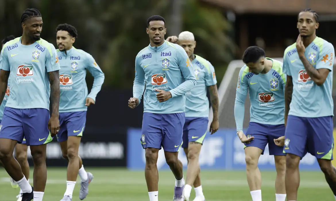 Técnico Ancelotti manterá Brasil com quatro atacantes em duelo contra o Chile