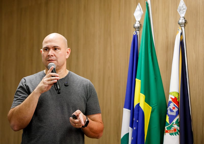 Prefeito abandona audiência na Câmara após sindicalista usar o termo “todes” em fala inicial