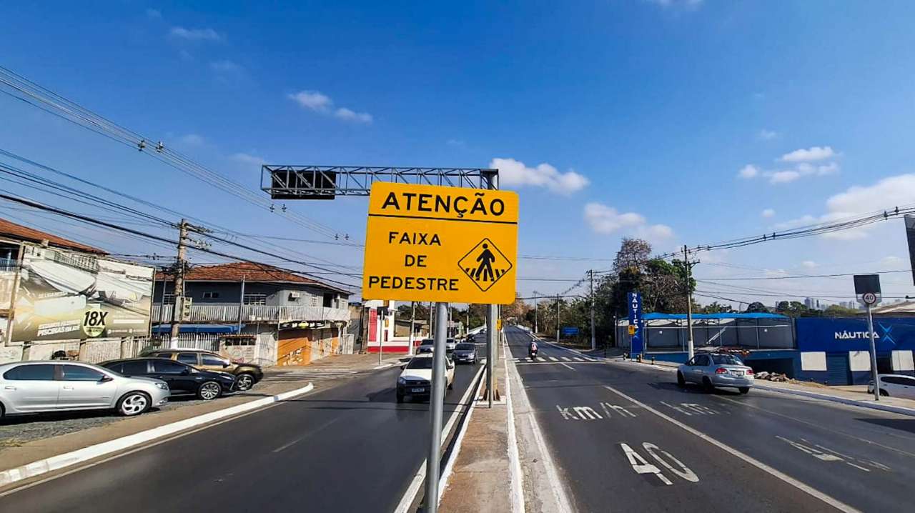 Avenidas recebem reforço na sinalização e iluminação em Várzea Grande