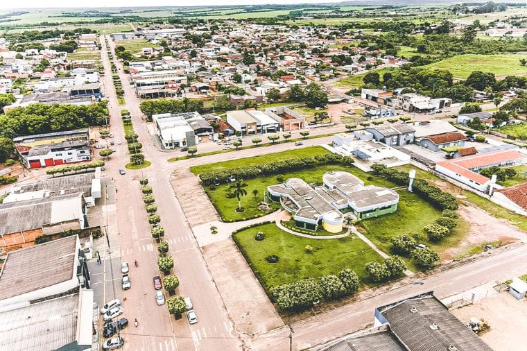 Presa por tortura, mulher obrigou netos do marido a ingerir fezes e irem à escola descalços