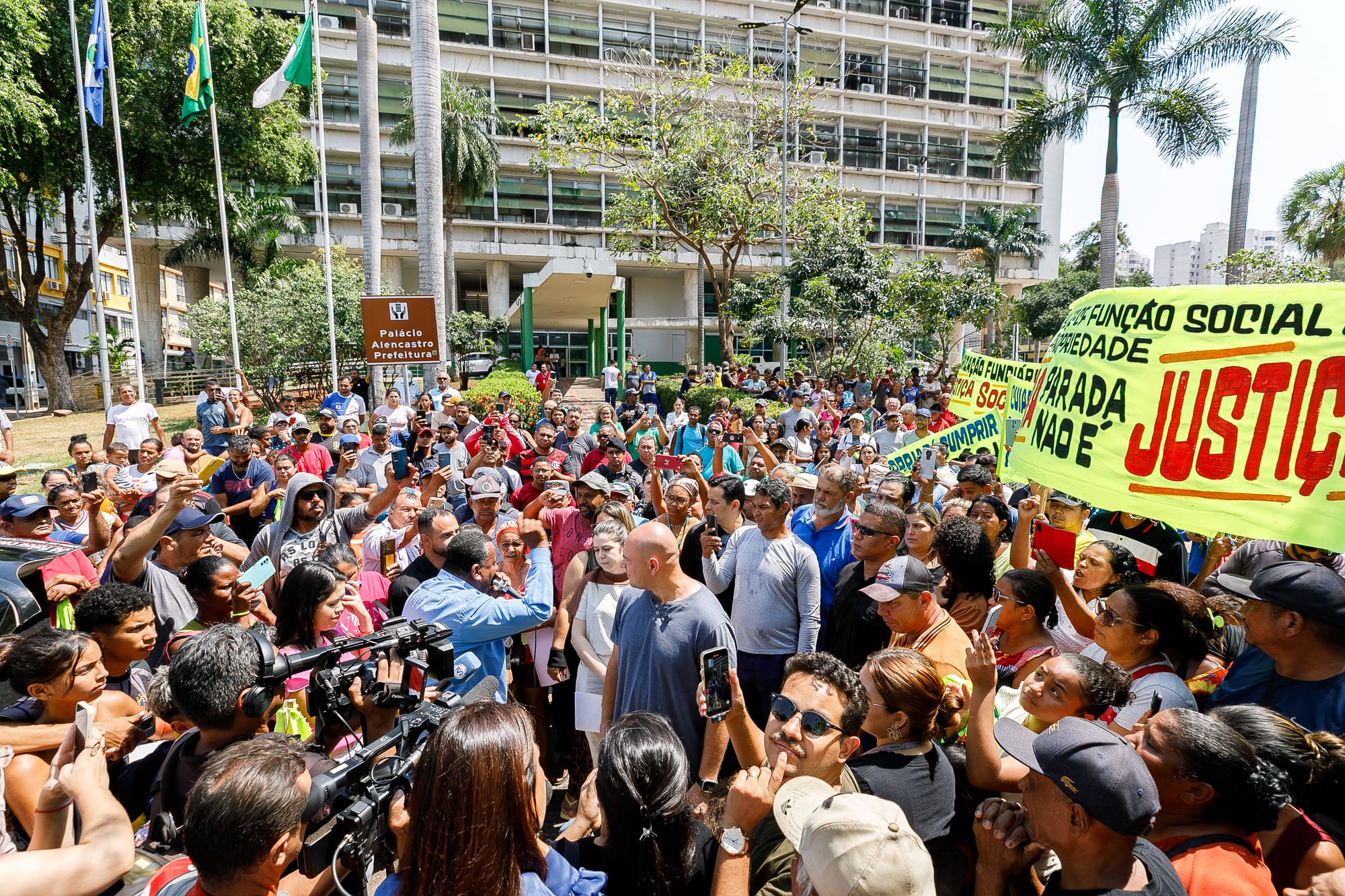 Prefeito promete realocar famílias que serão despejadas de área no Contorno Leste