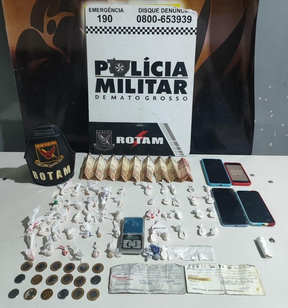 Rotam prende homem e duas mulheres por tráfico e apreende porções de drogas em residência
