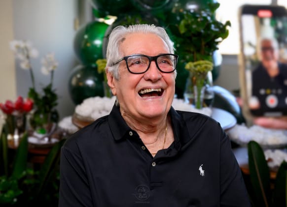 Quando o vizinho liga o som